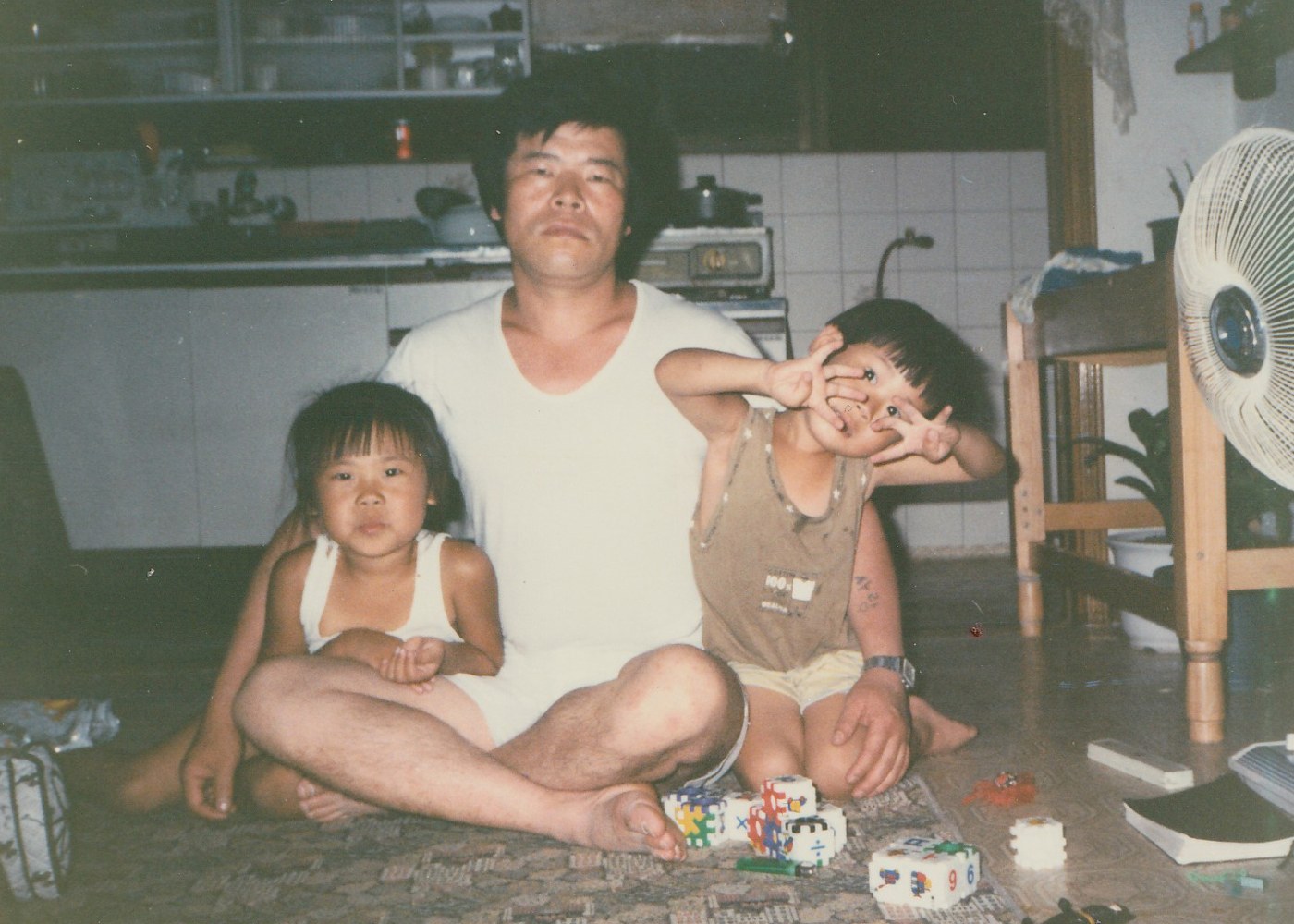 아버지와 함께 남긴 어린 시절 가족사진